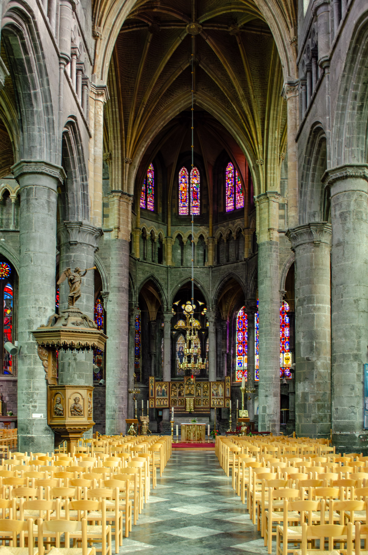 Collegiale kerk Onze-Lieve-Vrouw van Dinant - alles over de Ardennen